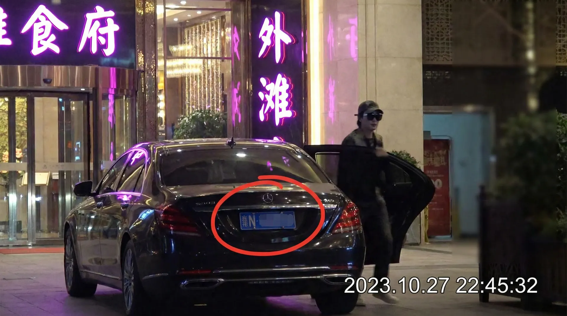 福利姬 - 豪车餐厅外被拍